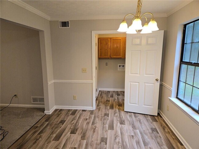 Building Photo - 6854 Justin Dr