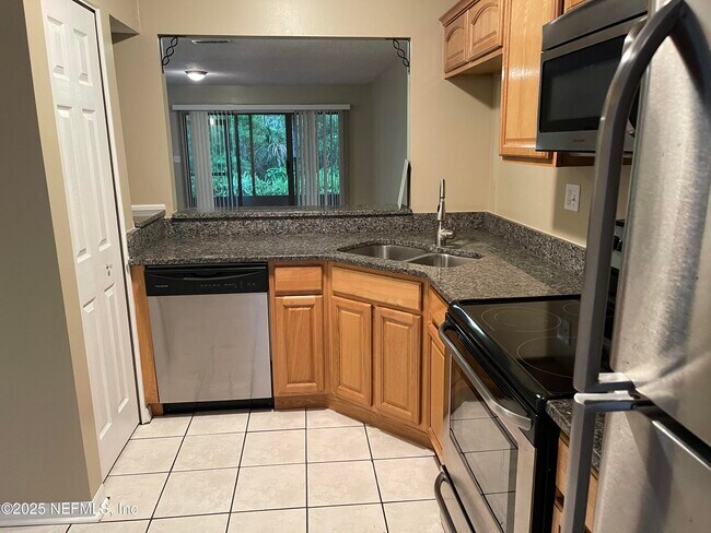 Building Photo - 7701 Baymeadows Cir W