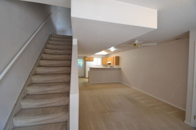 Building Photo - 2 Bedroom in D20 with AC
