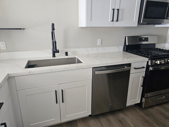 Building Photo - Beautiful Townhome For Rent