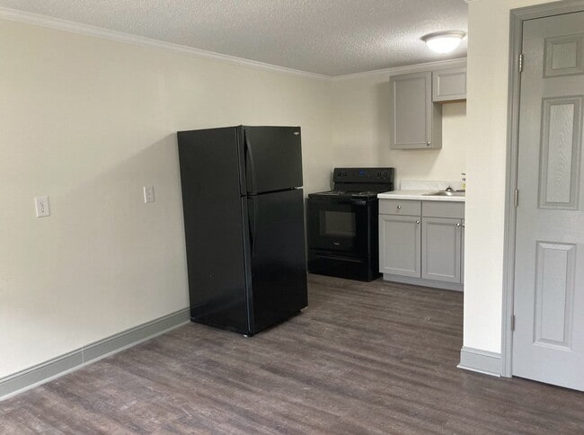 Building Photo - STUDIO Apartment Conveniently Located