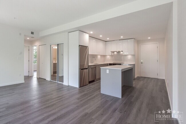 Photo du bâtiment - Modern 2 Bed, 2 Bath Condo in Surrey – Pro...