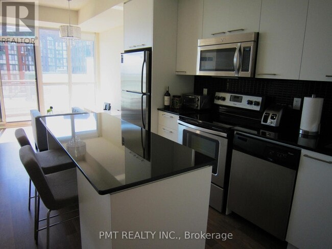 Building Photo - 775 King St W