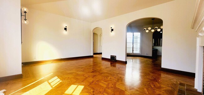 Foto del edificio - SPACIOUS PARKSIDE SINGLE-FAMILY HOME WITH ENCLOSED PATIO — AVAILABLE NOW!