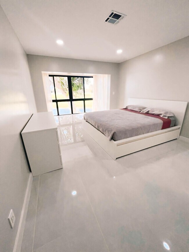 Building Photo - 1731 Presidential Way