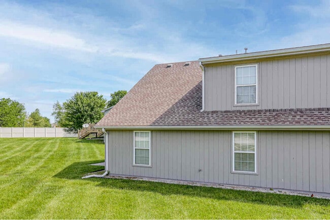 Building Photo - 234 SW Chartwell Cir