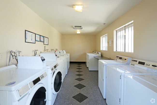 Lavandería - Riverbend Village Apartments