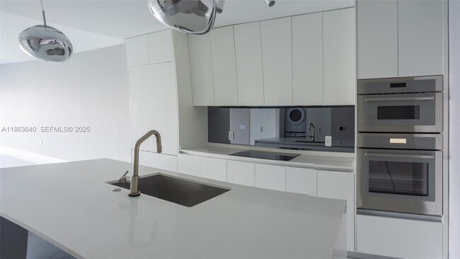 Foto del edificio - 700 NE 24th St