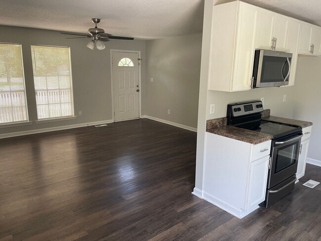 Foto del edificio - 3 bed, 2 bath large and flat fenced yard