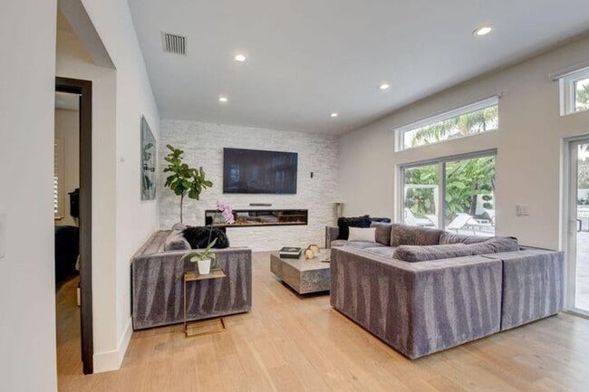 Foto del edificio - 6298 Sand Hills Cir