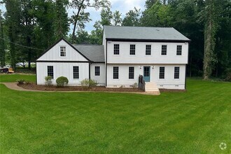 Building Photo - 2461 Sheila Ln