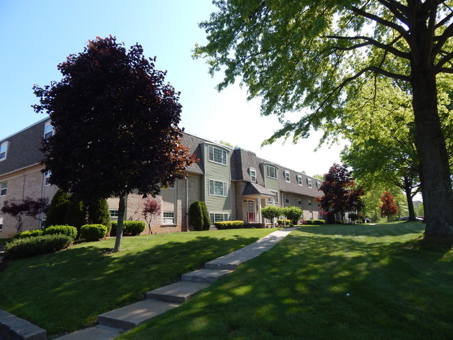 Hitchcock Square - Hitchcock Apartments