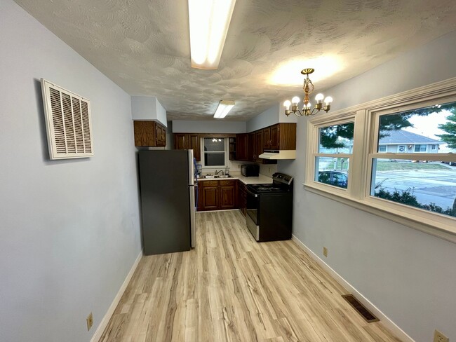 Building Photo - 2 Bed 1.5 Bath in Twin Lakes Subdivision