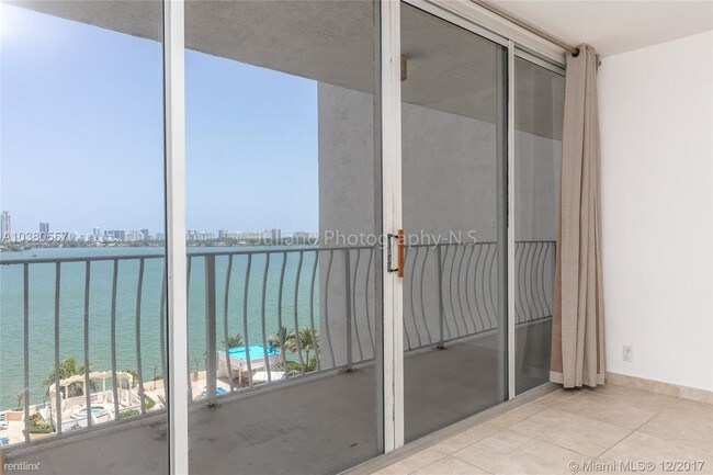 Foto del edificio - 7601 E Treasure Dr