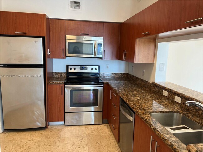 Foto del edificio - 17145 N Bay Rd