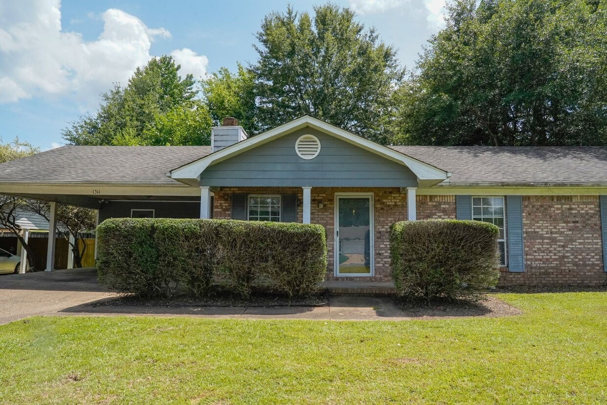 Photo - 1311 Royal Oaks Drive- 3 bed 2 bath located off of 15th Street buy ACA