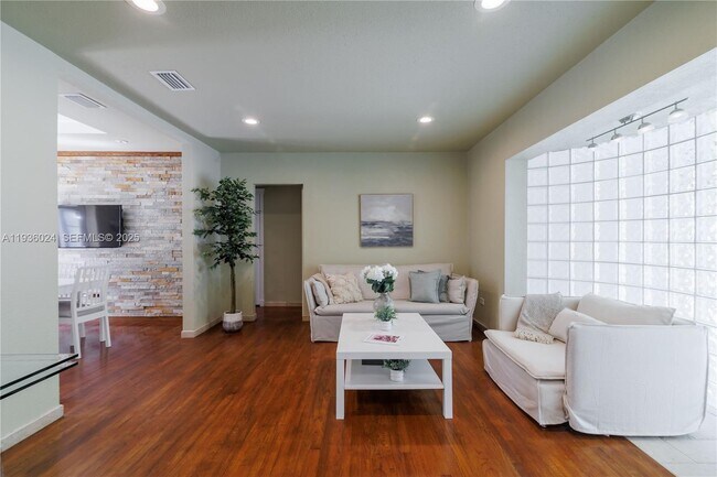 Foto del edificio - 250 NE 48th St