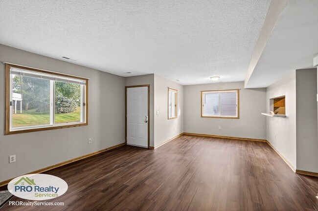 Building Photo - 3 Bedroom End Unit Townhouse