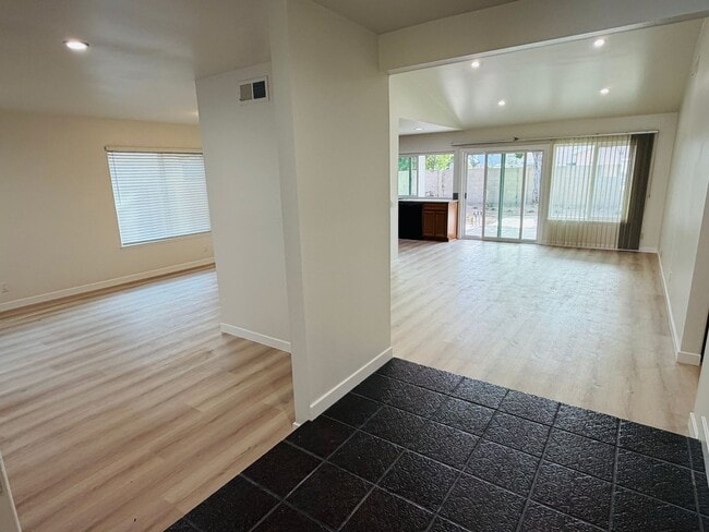 Building Photo - Stylish Single-Story Living in Coveted South Coast Metro