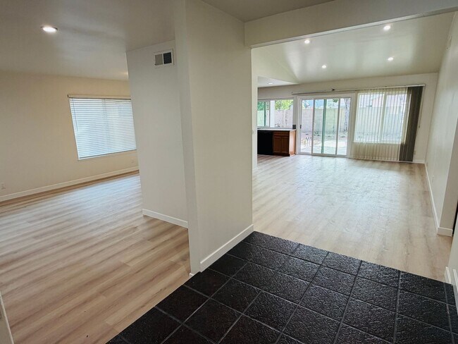 Foto del edificio - Stylish Single-Story Living in Coveted South Coast Metro