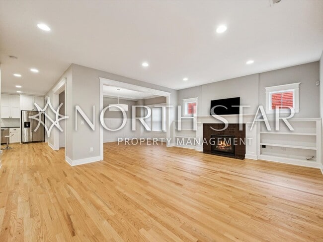 Foto del edificio - Exceptional Custom Home with Fully Appointed ADU in Prime John’s Landing Location