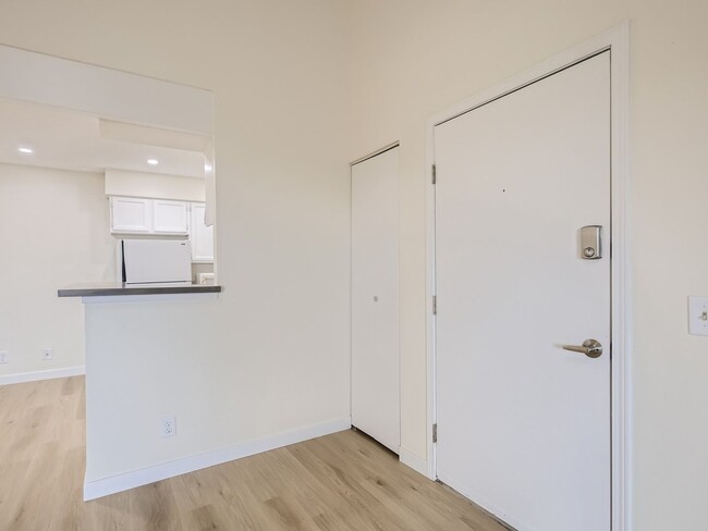 Building Photo - Stunning 1 bedroom 1 Bathroom in Lakewood!