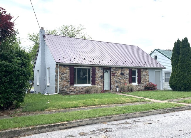 Building Photo - CONTRACT PENDING!!