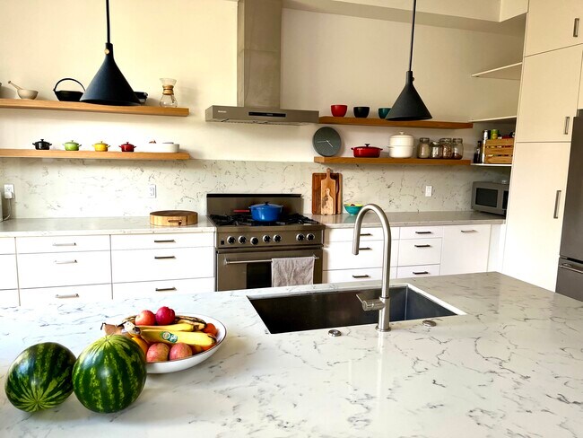 Building Photo - 740 Haight St