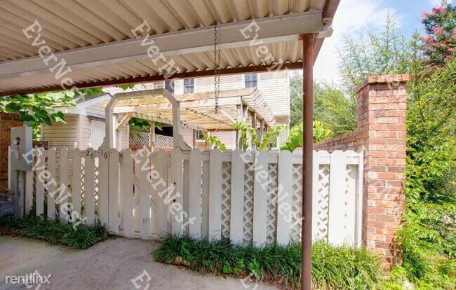 Building Photo - 2 br, 2.5 bath Townhome - 2616 Whitesburg Dr
