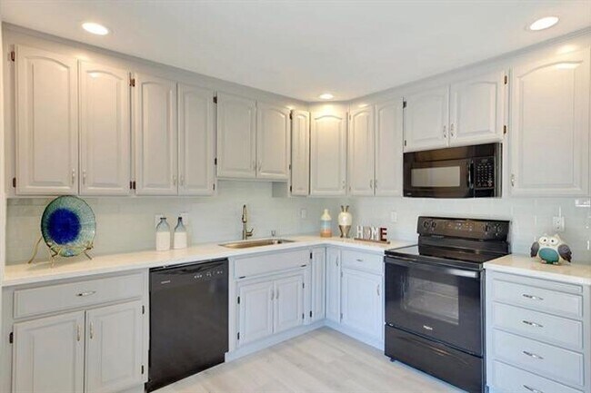 Building Photo - Cute Home in Blossom Hill with A/C, Fresh ...