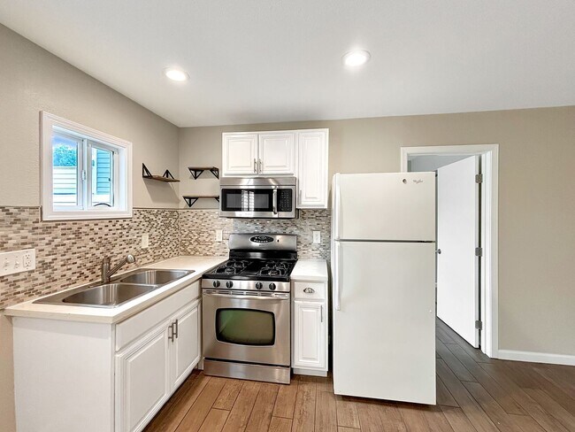 Foto del edificio - Charming 2BD/1BA Detached Condo in Univers...