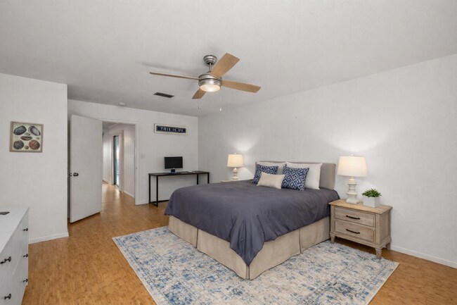 Building Photo - 1118 E Esperanza St