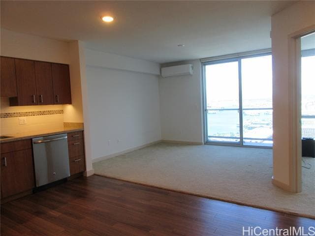 Building Photo - 555 South St