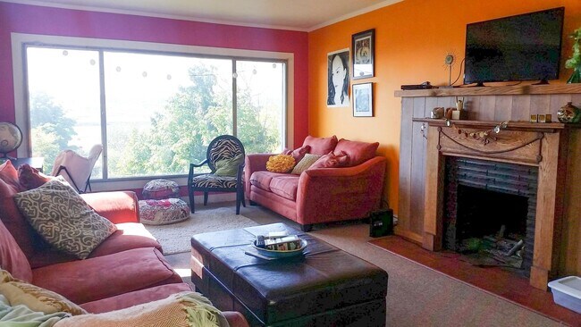 Building Photo - 2 & 4 Bedroom Apartments with Classic Charm & Bay View