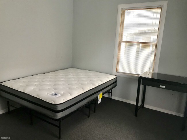 Building Photo - 6 br, 2.5 bath House - 722 Packard St