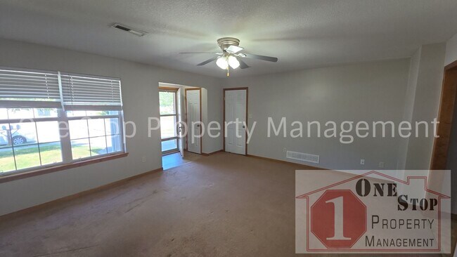 Building Photo - 1105 NW Willow Dr