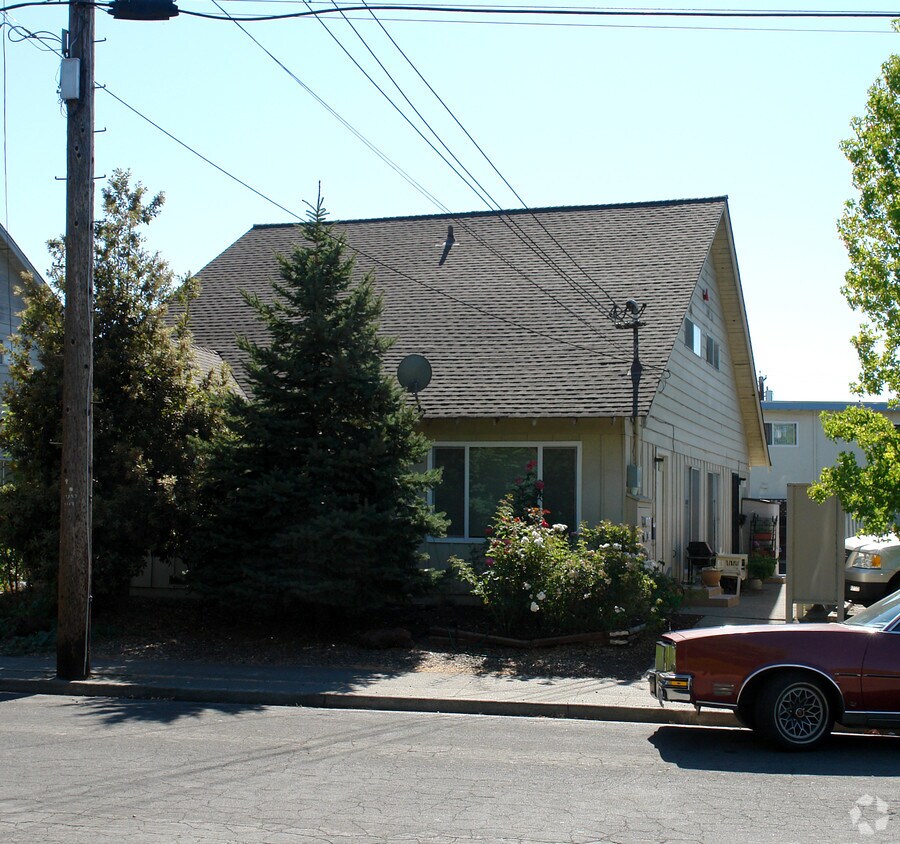 Building Photo - 1109 Evans Dr