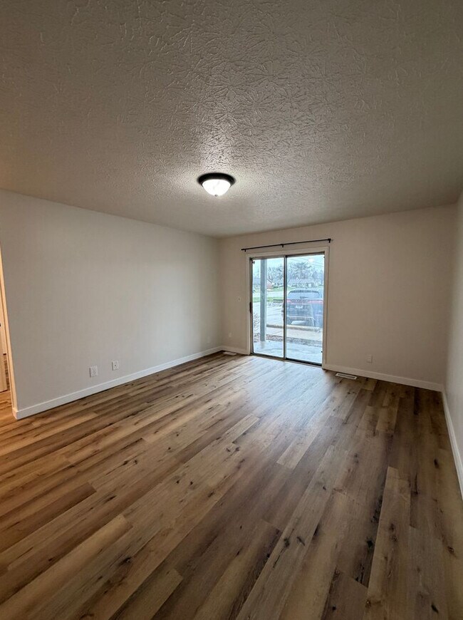 Building Photo - Emerald Pines