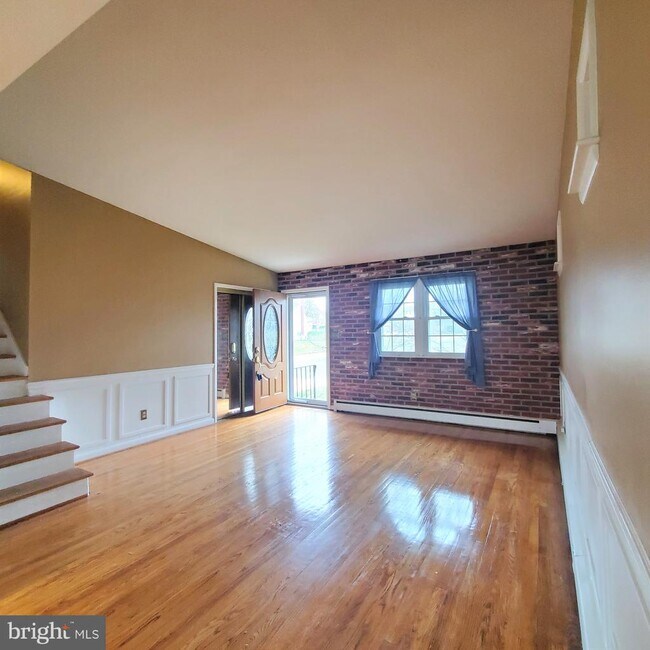 Building Photo - 410 Milmar Rd