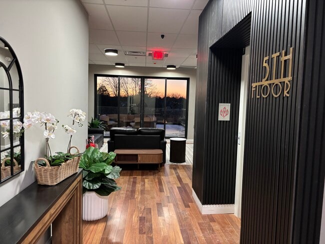 Building Photo - Dutchtowne Pointe