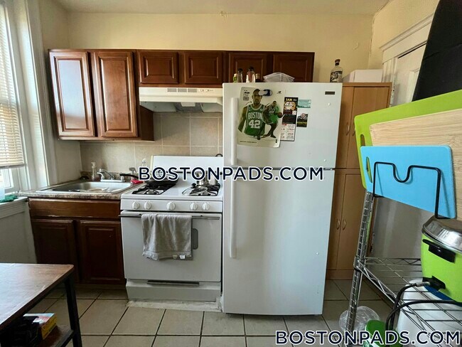 Building Photo - 248 Kelton St