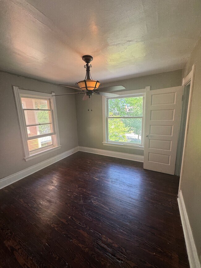 Building Photo - 2727 Robinwood Ave