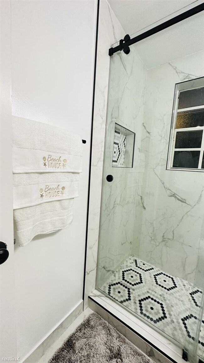 Foto del edificio - 1 br, 1 bath Condo - 8550 Byron Ave