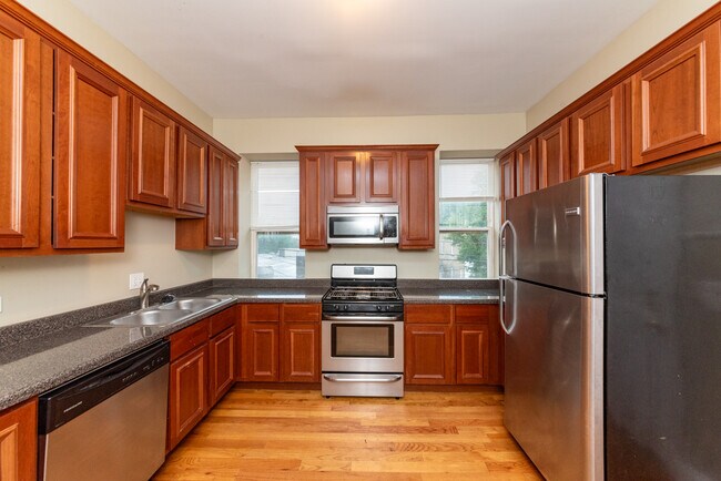 Building Photo - 2113 W Armitage Ave
