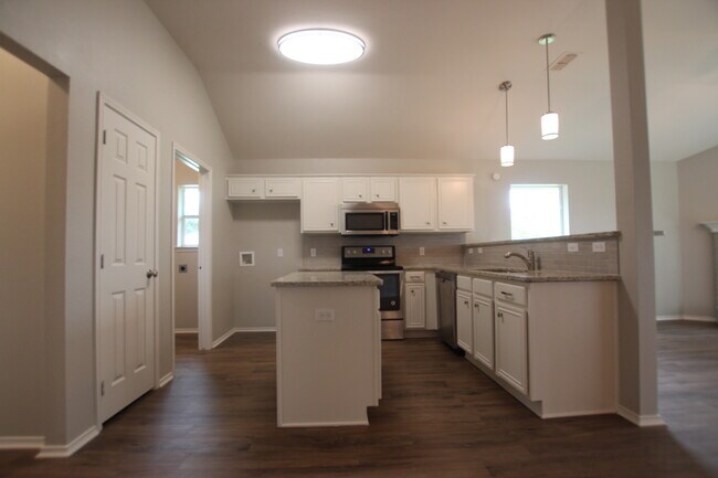 Foto del edificio - Stunning 4 Bedroom Remodel in Flint! Comin...