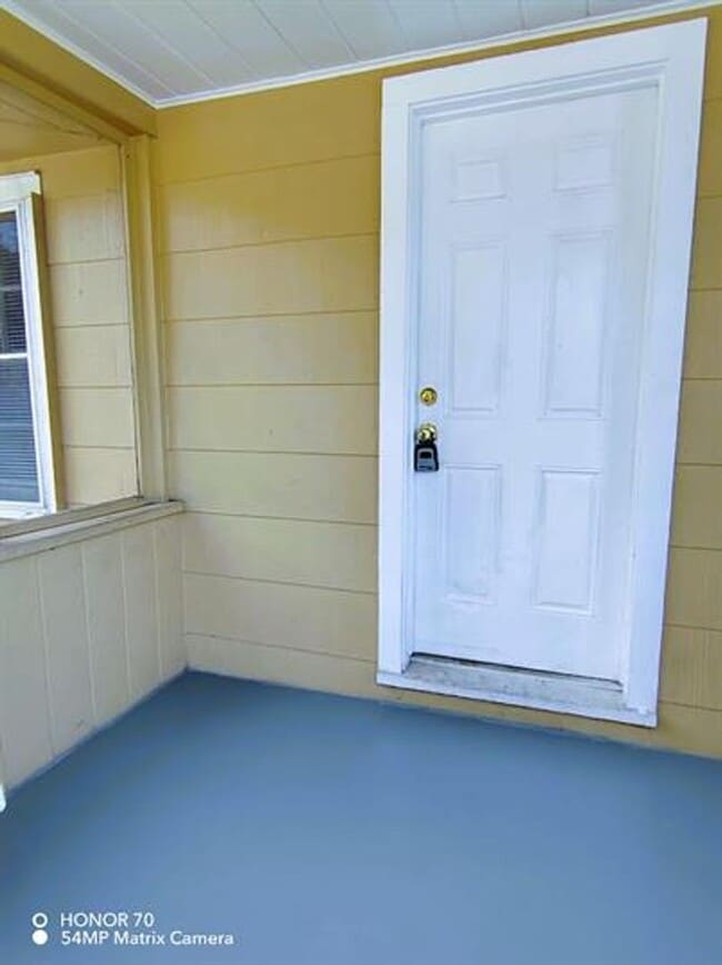 Building Photo - 823 16th Ave NW