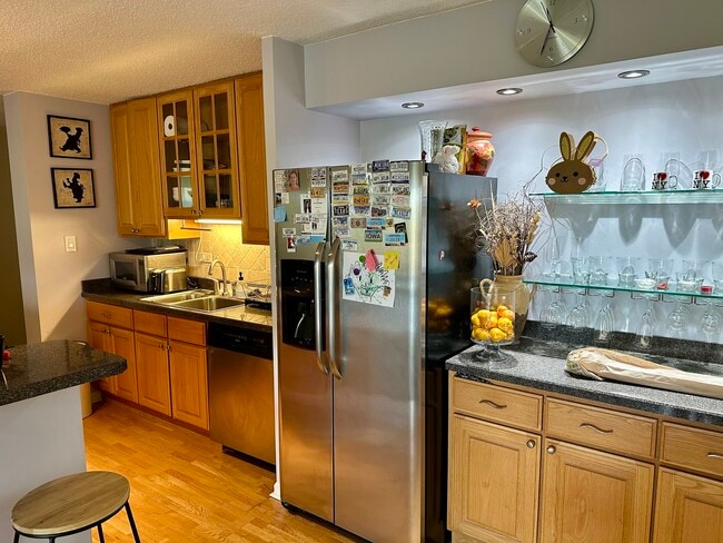 Foto del edificio - 16 E Old Willow Rd