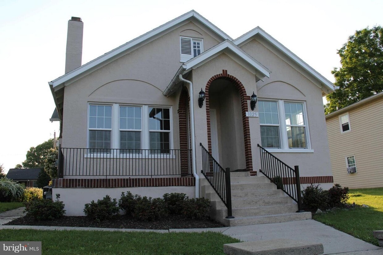 Primary Photo - 1025 St Clair St