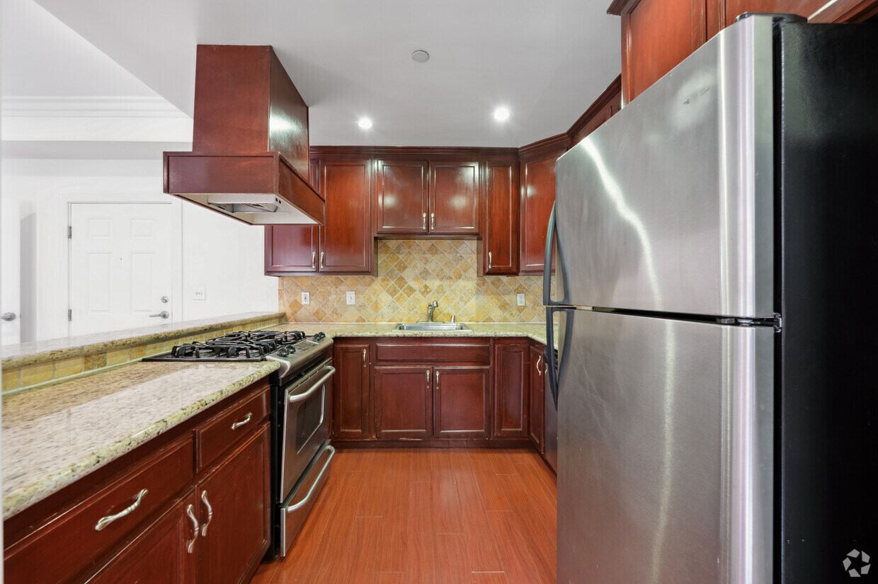 1 habitación, 1 baño, 650 pies cuadrados - 1236 N Flores St