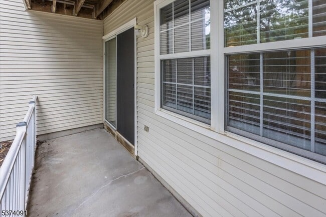 Building Photo - 34 Maple Ln
